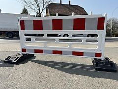 30er Set Schrankenzaun RA2 mit Füßen - Sichere Absperrung für Tiefbau und Straßenarbeit